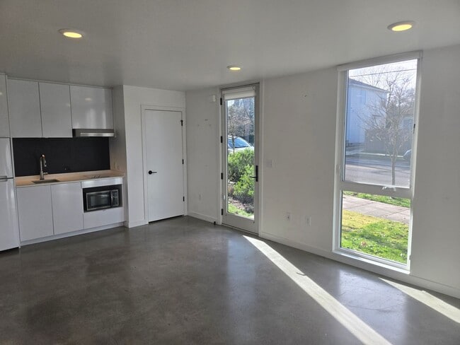 Building Photo - N Vancouver (3215)