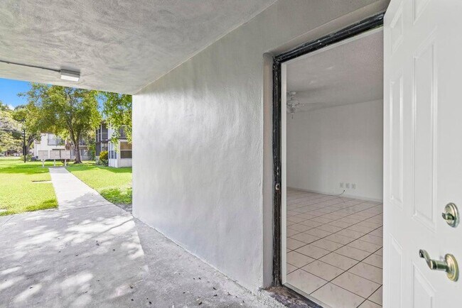 Building Photo - 345 W Laurel Dr