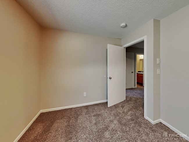 Building Photo - 2220 Lakecrest Dr