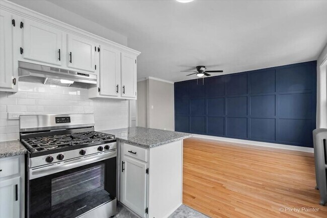 Building Photo - 2343 W Glenlake Ave