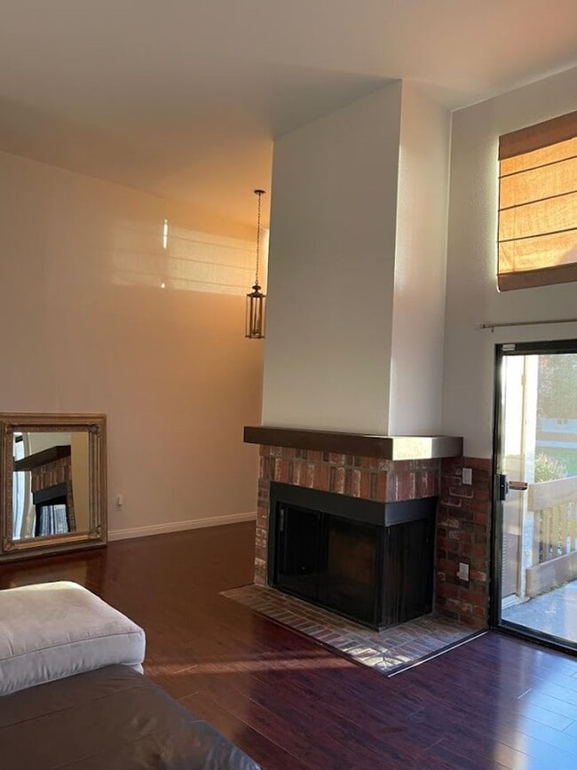 Building Photo - Furnished Tri-Level Townhome | 3BR/3BA | P...