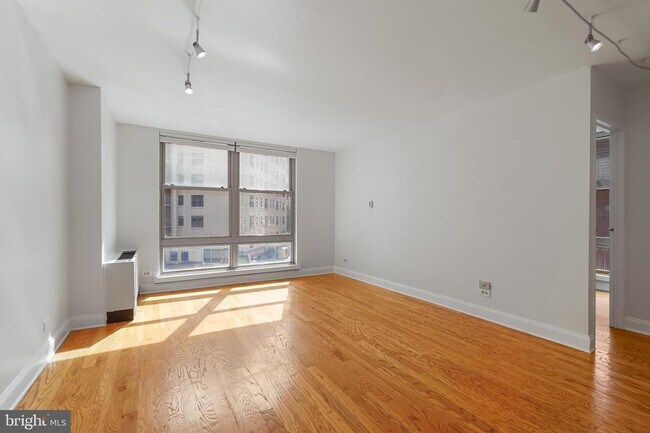 Building Photo - Westend/Dupont Gem!