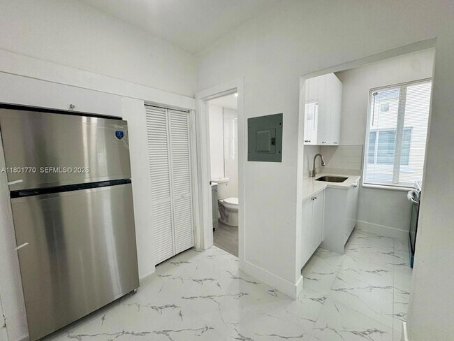 Building Photo - 856 SW 6th St