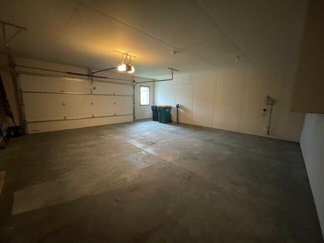 Building Photo - Spacious 4 Bed, 3 Bath Home in West Fargo