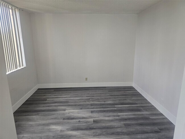 Building Photo - 2830 Somerset Dr