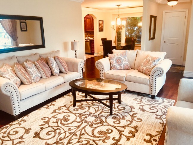 Building Photo - 700 N Irena Ave