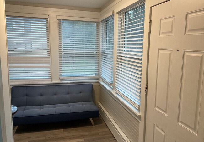 Building Photo - 1 Bedroom Unit with Garage Space - AVAILABLE NOW!