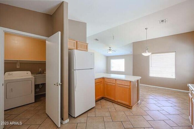 Building Photo - GREAT 3 bed, 2 bath home