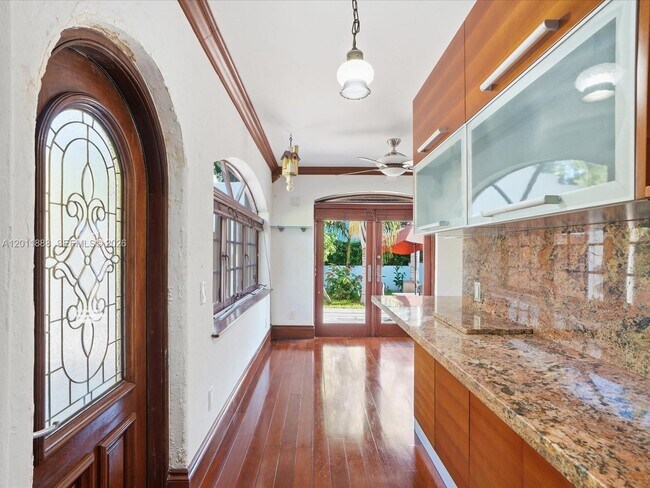 Building Photo - 1137 Asturia Ave