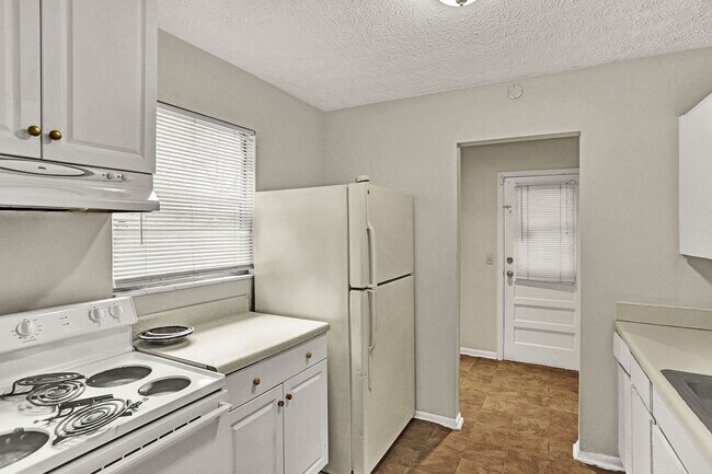 Building Photo - 3 bedroom/ 1.5 bathroom home in Cedar Hill...
