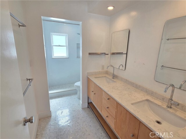 Building Photo - 20 Senisa