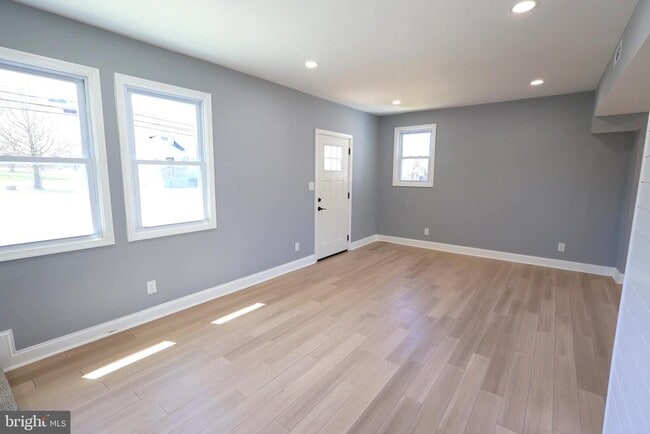 Building Photo - 5110 Kenwood Ave