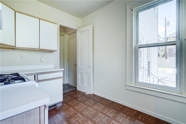 Building Photo - 14 Vick Park A