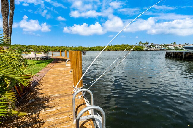 Building Photo - 1005 Bel Air Dr