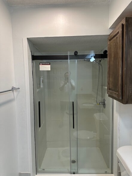 Building Photo - 7213 Lakewood Cir