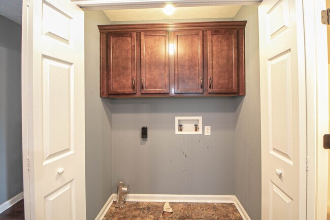 Building Photo - 570 Somerset Ln