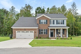 Building Photo - Spacious 6 bedroom 3.5 Bath Two Story Home...