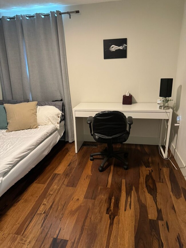 Building Photo - The Urban Sanctuary an adorable SHORT OR L...