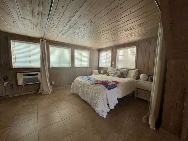 Building Photo - C1122 Woodbury Row