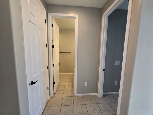 Building Photo - MOVE IN SPECIAL!! 3 Bedroom/ 2 Bath Red Rock Oasis