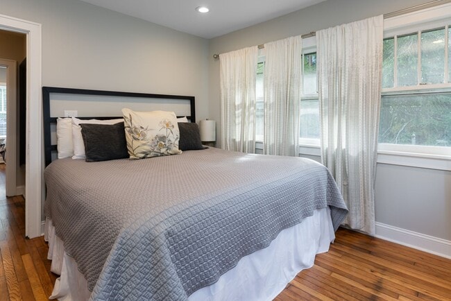 Building Photo - Beautifully Updated House - Awesome Montford Location