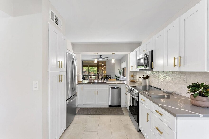 Building Photo - 11230 Green Lake Dr