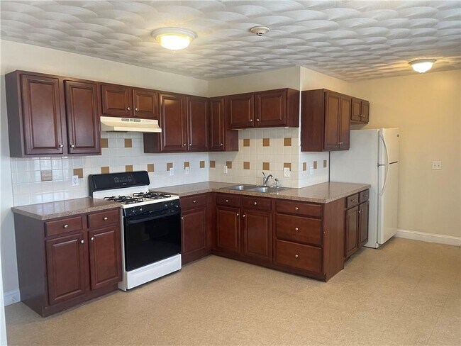 Building Photo - 585 Main St