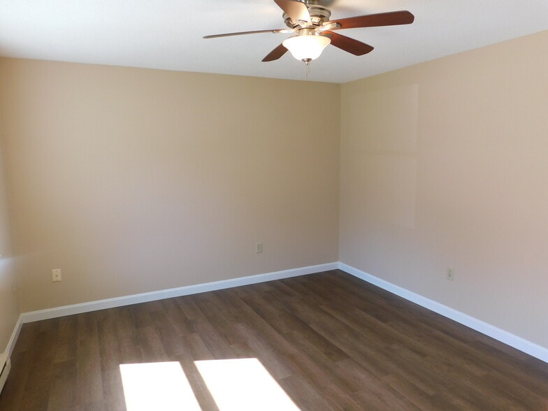 Building Photo - 4 Willow Creek Ln