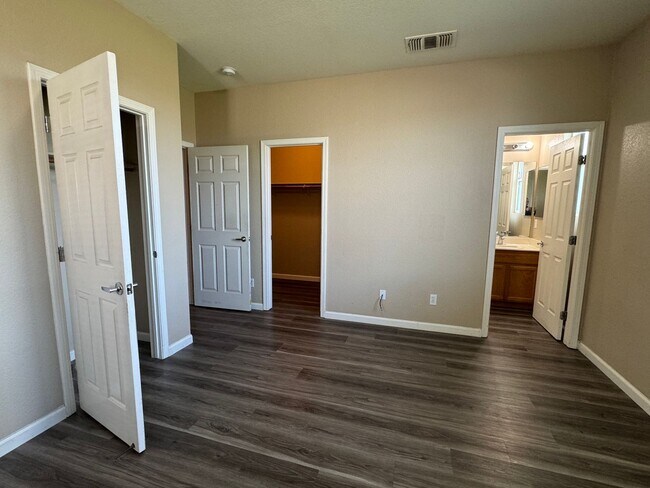 Building Photo - Four Bed, Two Bath Home Close to Hwy 99 an...