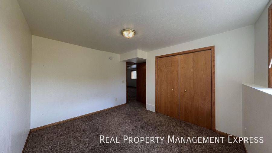 Building Photo - Prime Location 3-Bedroom Gem