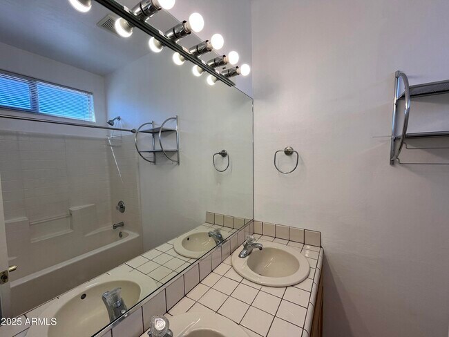Building Photo - 8900 E Rainier Dr