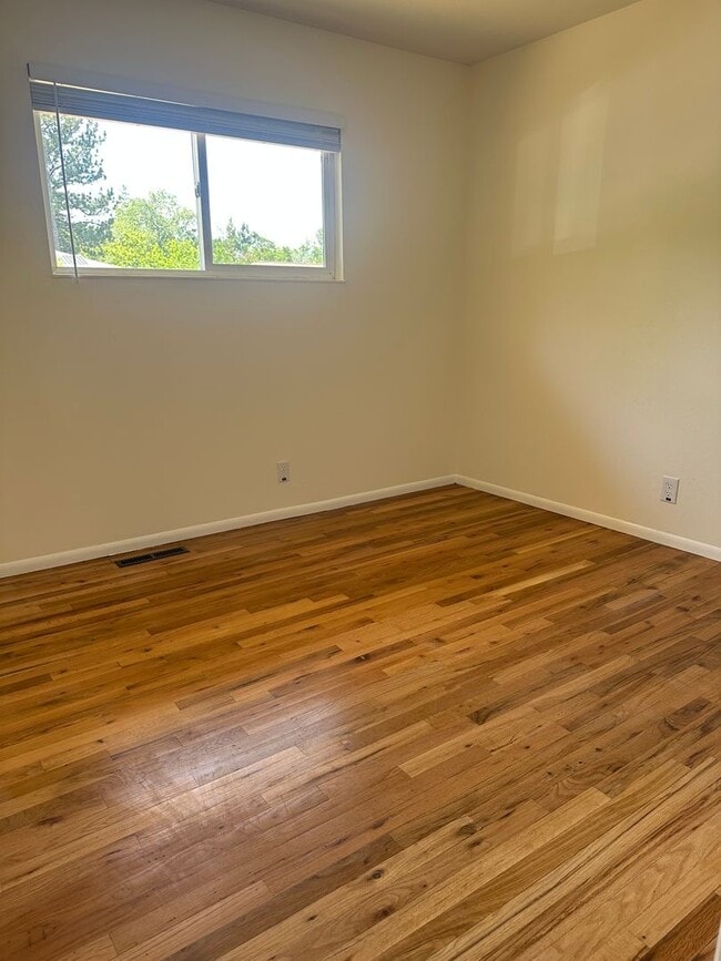 Building Photo - Spacious 3 Bedroom House with Attached Garage and Large Yard!