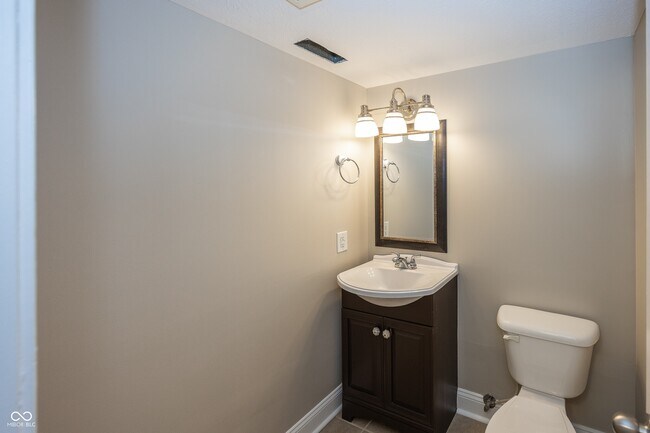 Building Photo - 2410 Silver Ct