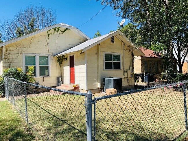 Building Photo - ** MOVE IN SUMMER 05/08/2026 ** 3 Bed 2 Ba...