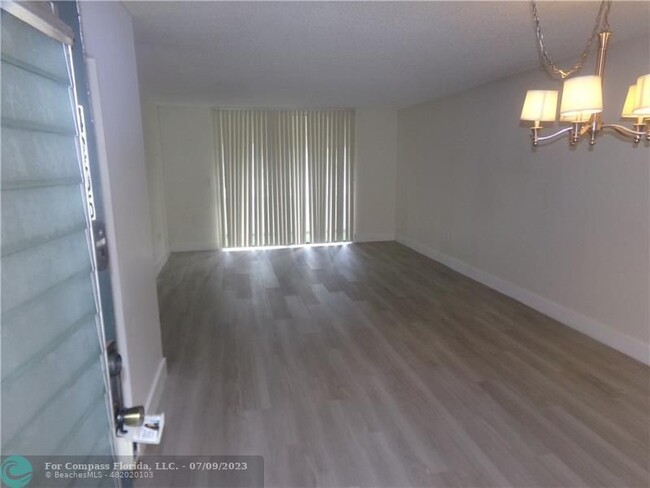 Building Photo - 1830 N Lauderdale Ave
