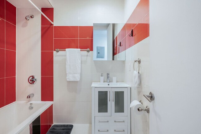 Building Photo - 241 E 24th St