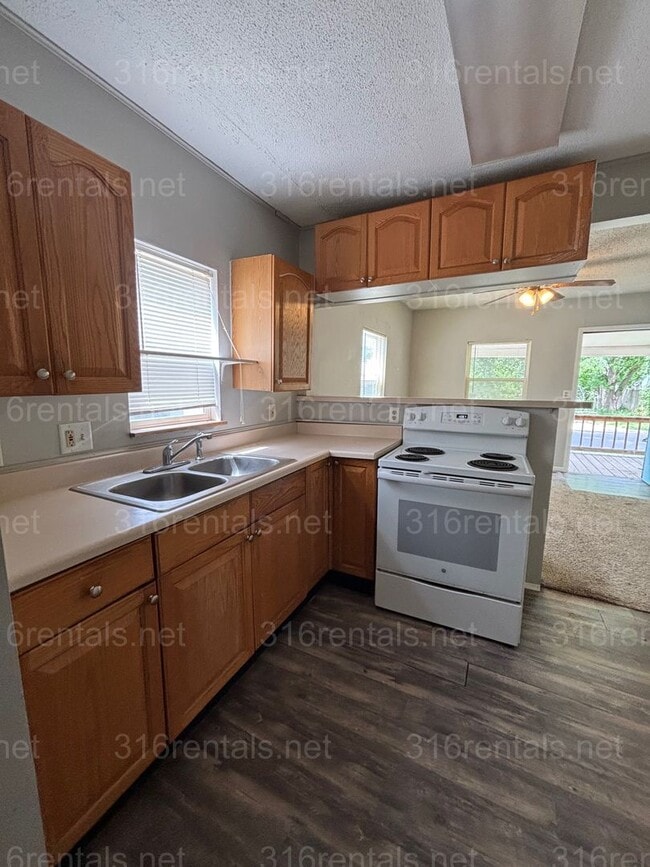 Building Photo - Two bed one bath available now!