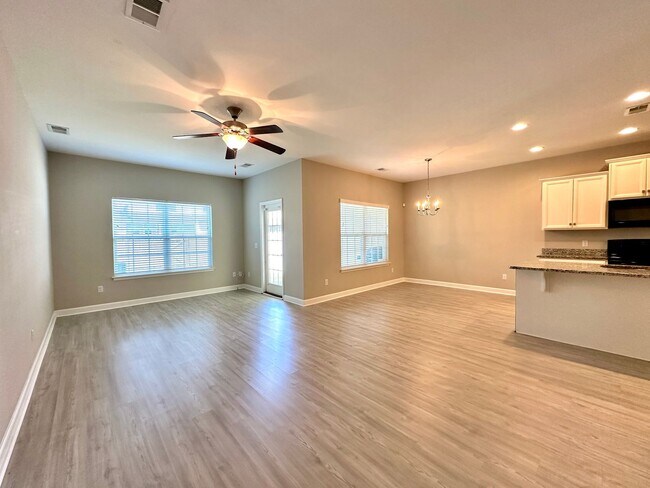 Building Photo - 3 Bed 2 Bath Townhome Located in Cokers Commons in Goose Creek!