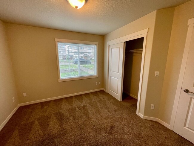 Building Photo - Villebois Townhome with Access to the Sparrow Creek Community Center