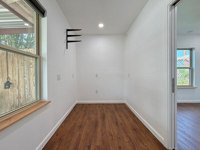 Building Photo - 7103 Twin Crest Dr
