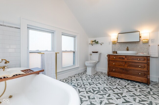 Building Photo - 322 E 37th St