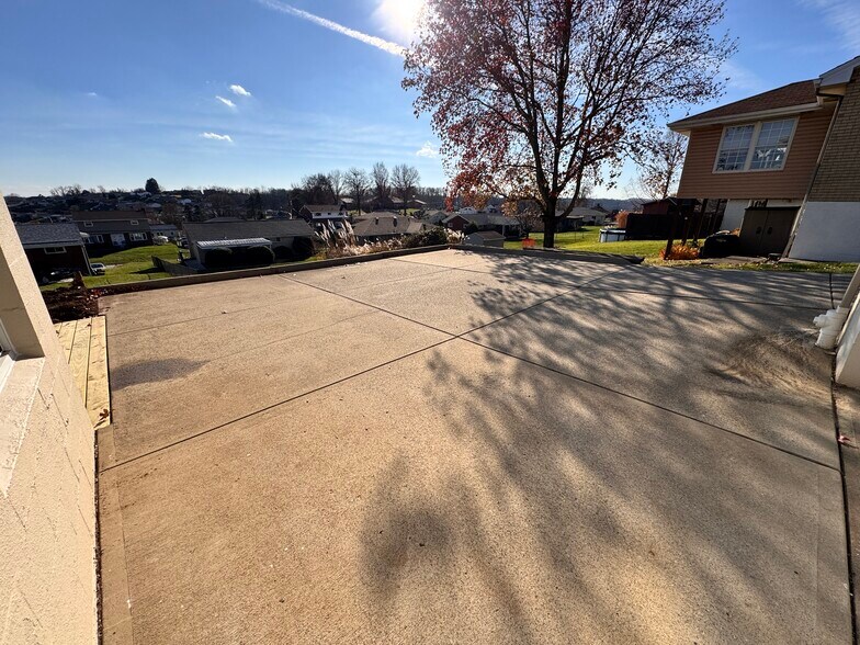 Rear Parking - 639 Scenery Dr