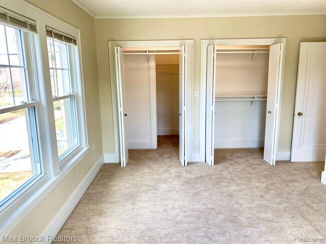 Building Photo - 156 N Worth St