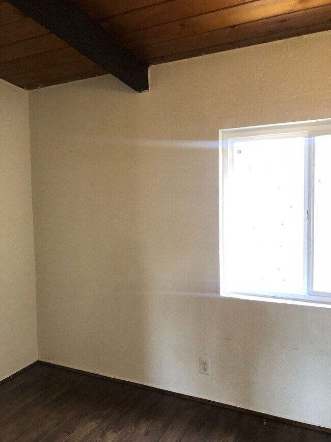Building Photo - 624