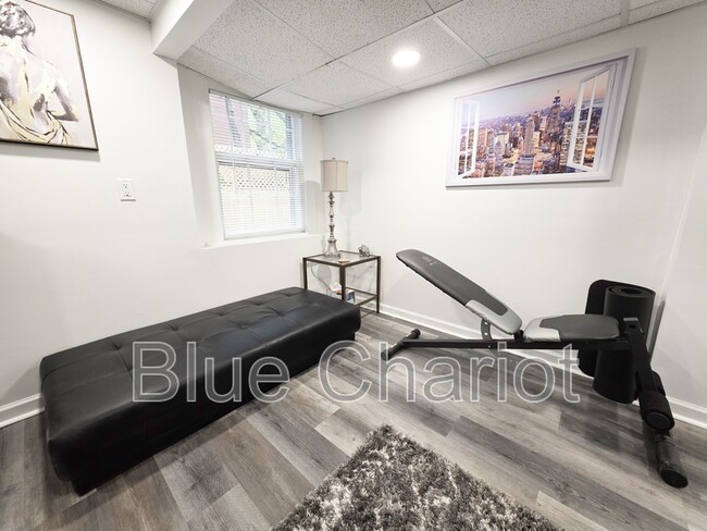 Building Photo - 513 S Hawthorne Rd