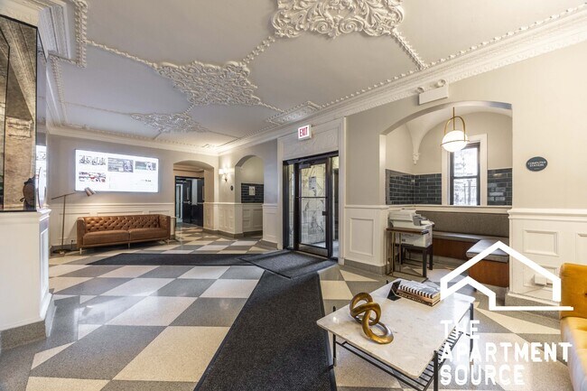 Building Photo - 1140 N La Salle Dr