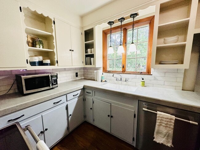 Building Photo - {8100} Picture Perfect Leawood Cottage + C...