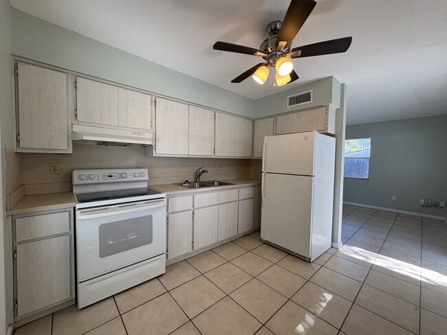 Building Photo - 1093 Hollygate Ln