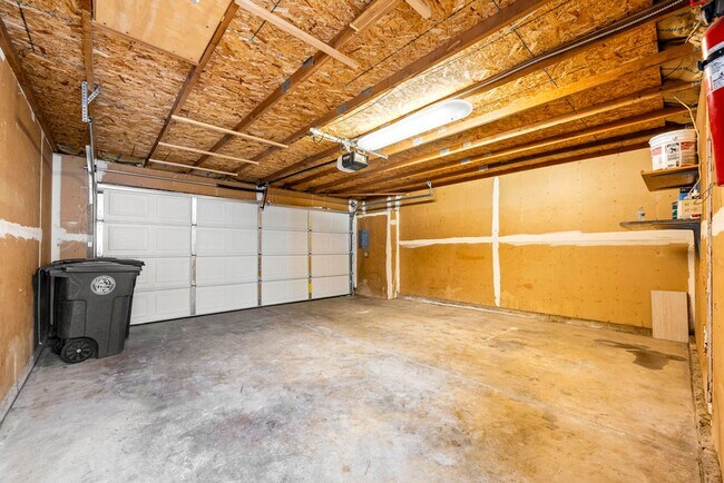 Building Photo - Beautiful 3-bedroom, 3-bathroom townhome  ...