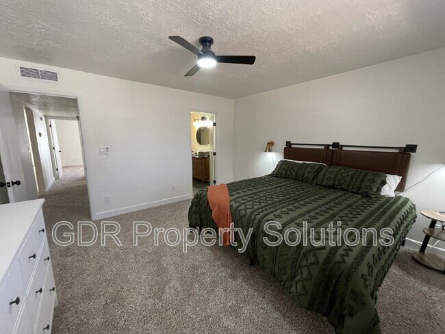 Building Photo - 520 Ortiz Dr NE